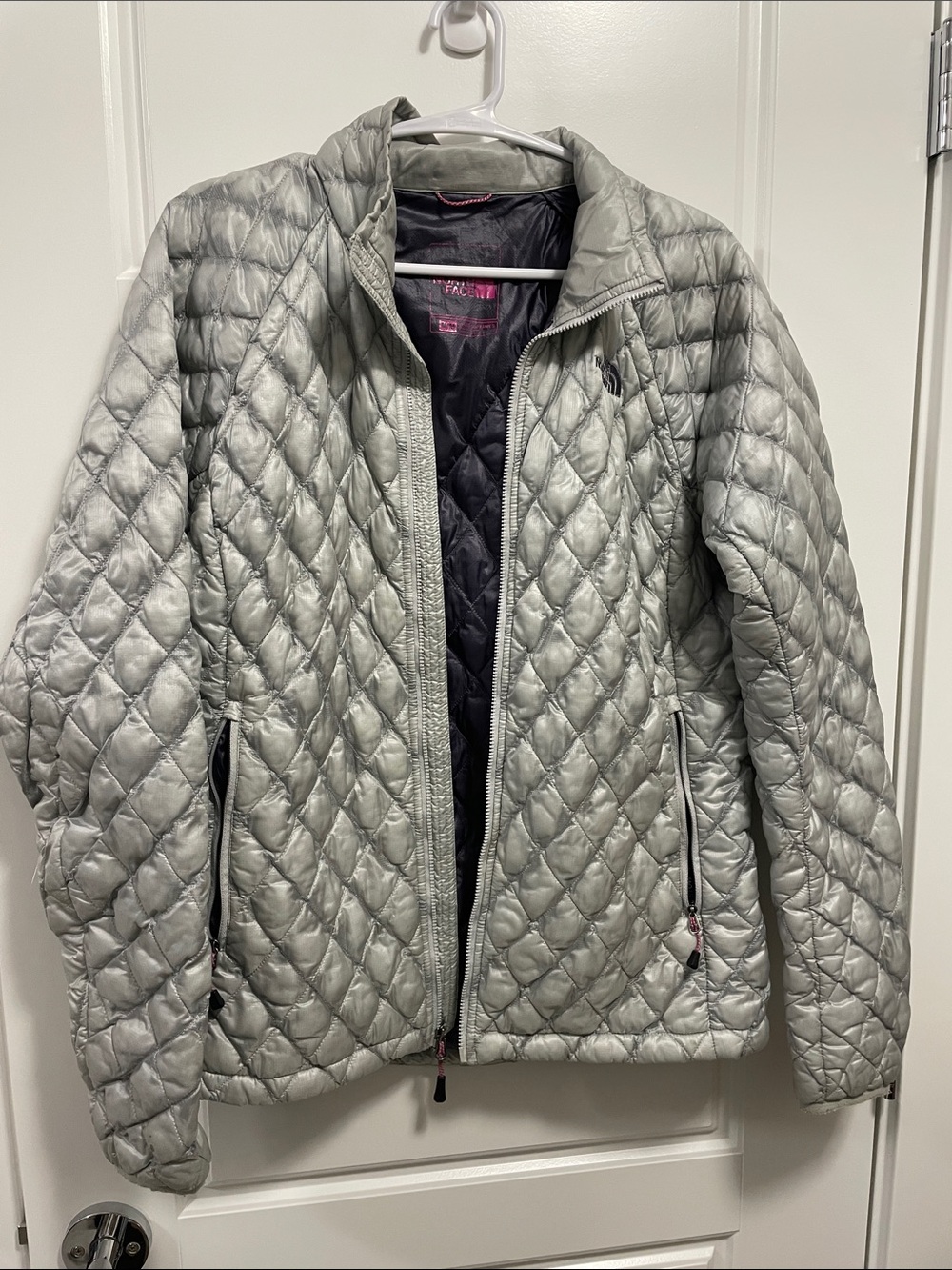 The North Face Light Gray Quilted Women's Jacket - Casual Lightweight Coat